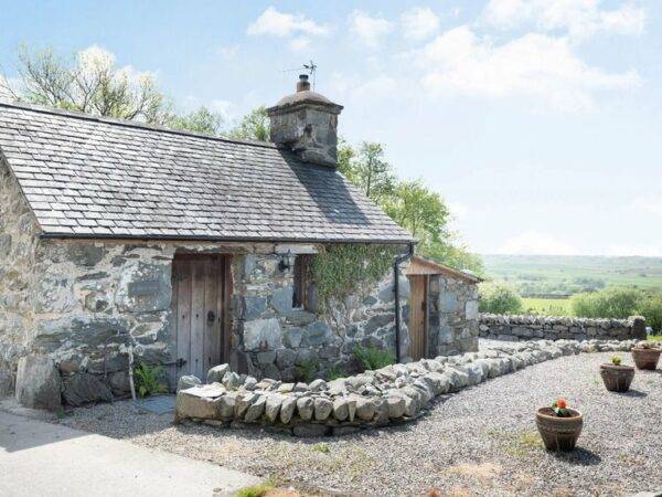 Romantic Retreat for 2 on a working Welsh farm